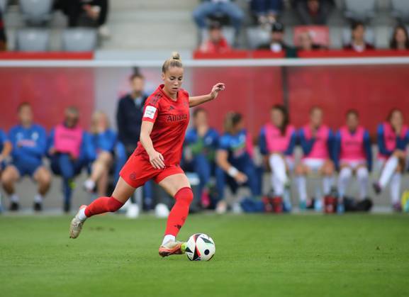 München, Deutschland 23. September 2024: Fussball, FRAUEN, GOOGLE PIXEL FRAUEN-BUNDESLIGA, Saison 2024 2025, FC Bayern München - TSG 1899 Hoffenheim, Campus Giulia Gwinn (FC Bayern München) bei einem Freistoss, Ball