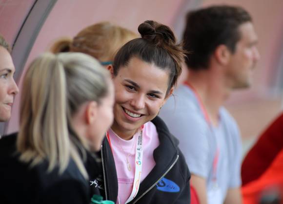 München, Deutschland 23. September 2024: Fussball, FRAUEN, GOOGLE PIXEL FRAUEN-BUNDESLIGA, Saison 2024 2025, FC Bayern München - TSG 1899 Hoffenheim, Campus Lena Oberdorf (FC Bayern München) sitzend, im Gespräch, lächeln, lächelnd, Kopf, Portrait