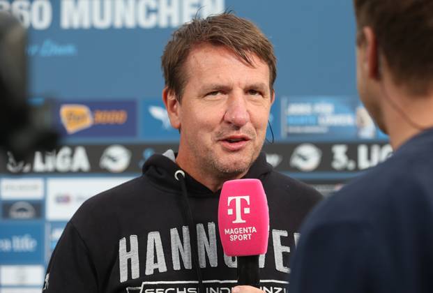 München, Deutschland, 25.September 2024: Fussball, Herren, 3.Liga, Saison 2024 2025, TSV 1860 München - Hannover 96 II, Grünwalder Stadion Daniel Stendel,Trainer (Hannover 96 II) beim Interview Magenta DFB regulations prohibit any use of photographs as image sequences and or quasi-video