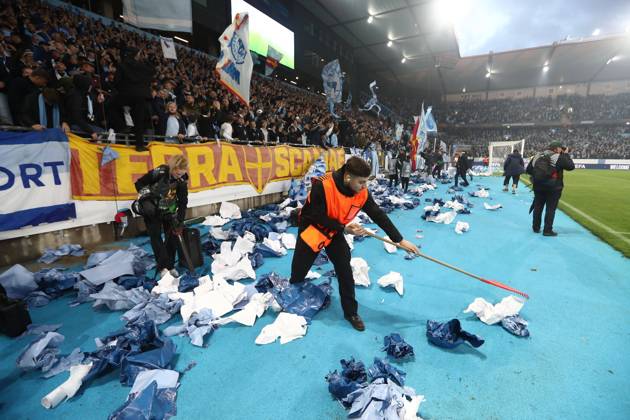 Bilder des Jahres 2024, Sport 09 September Sport Themen der Woche KW39 Sport Bilder des Tages A steward seen raking paper and foil signs in the opening minutes of the match Malmo v Rangers, UEFA Europa League, Group Stage, Football, Eleda Stadion, Malmo, Sweden, 26 Sep 2024 EDITORIAL USE ONLY No use with unauthorised audio, video, data, fixture lists, club league logos or live services. Online in-match use limited to 120 images, no video emulation. No use in betting, games or single club league player publications. Copyright: xMichaelxZemanek Shutterstockx 14739047ab
