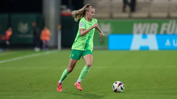 v.li.: Vivien Endemann (VfL Wolfsburg, 25) am Ball, Freisteller, Einzelbild, Ganzkörper, Aktion, Action, Spielszene, 25.09.2024, Wolfsburg (Deutschland), Fussball, UEFA Womens Champions League, VfL Wolfsburg - AC Florenz