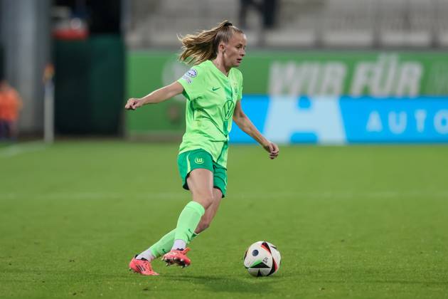 v.li.: Vivien Endemann (VfL Wolfsburg, 25) am Ball, Freisteller, Einzelbild, Ganzkörper, Aktion, Action, Spielszene, 25.09.2024, Wolfsburg (Deutschland), Fussball, UEFA Womens Champions League, VfL Wolfsburg - AC Florenz