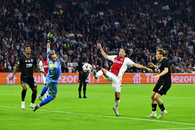 AMSTERDAM - (l-r) Besiktas JK goalkeeper Mert Gunok, Kian Fitz-Jim of Ajax during the UEFA Europa League match between AFC Ajax Amsterdam and Besiktas JK at the Johan Cruijff ArenA on Sept. 26, 2024 in Amsterdam, Netherlands. ANP OLAF KRAAK UEFA Europa League 2024 25 League Phase MD1 2024 25 xVIxANPxSportx xxANPxIVx 509440656 originalFilename: 509440656