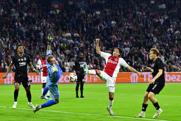 AMSTERDAM - (l-r) Besiktas JK goalkeeper Mert Gunok, Kian Fitz-Jim of Ajax during the UEFA Europa League match between AFC Ajax Amsterdam and Besiktas JK at the Johan Cruijff ArenA on Sept. 26, 2024 in Amsterdam, Netherlands. ANP OLAF KRAAK UEFA Europa League 2024 25 League Phase MD1 2024 25 xVIxANPxSportx xxANPxIVx 509440718 originalFilename: 509440718