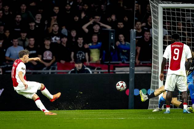 AFC Ajax Amsterdam forwarder Mika Godts scores the 2-0, during the match Ajax - Besiktas at the Johan Cruijff ArenA for the UEFA Europa League - League phase - Matchday 1 season 2024-2025 in AMSTERDAM, Netherlands on 26 september 2024, (photo by Marcel van Dorst EYE4images DeFodi Images) Defodi-746_190894