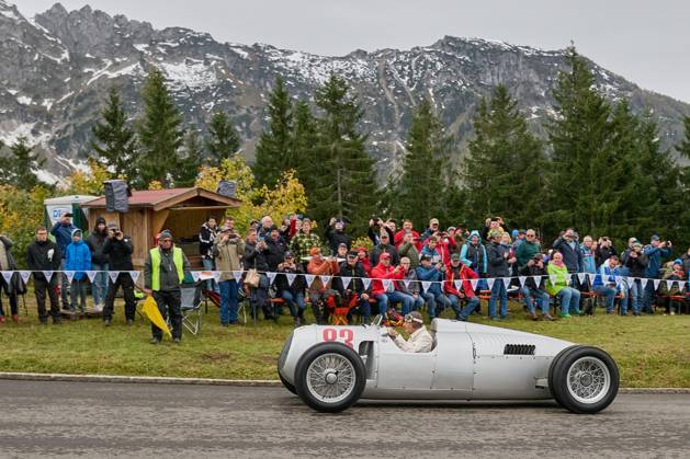 Bilder des Jahres 2024, Sport 09 September Sport Themen der Woche KW39 Sport Bilder des Tages Berchtesgaden, Deutschland 27.- 29. September 2024: Internationaler Edelweiss-Bergpreis Rossfeld Berchtesgaden - 2024 Im Bild: Hans-Joachim Stuck mit Auto Union Typ C, Baujahr 1936, 16 Zylinder, 6005 ccm, 520 PS, das Auto, das früher sein Vater fuhr Rossfeld Bayern Copyright: xFotostandx xWassmuthx