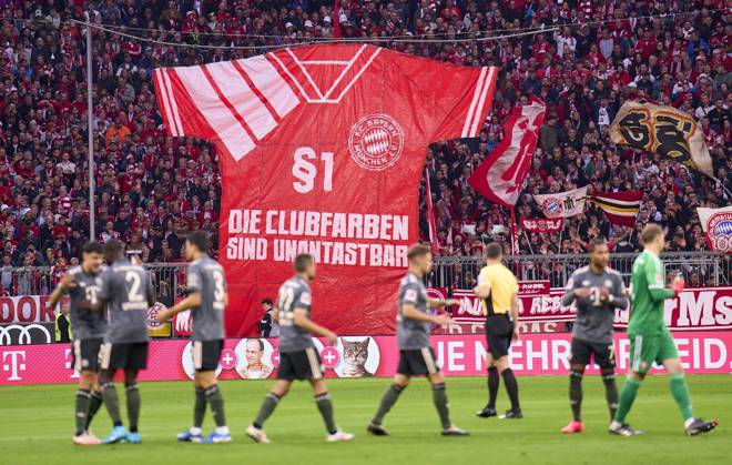Bilder des Jahres 2024, Sport 09 September Sport Themen der Woche KW39 FCB fans demonstrate against the jersey colors in the match FC BAYERN MUENCHEN - BAYER 04 LEVERKUSEN on Sep 28, 2024 in Munich, Germany. Season 2024 2025, 1.Bundesliga, FCB,, München, matchday 5, 5.Spieltag