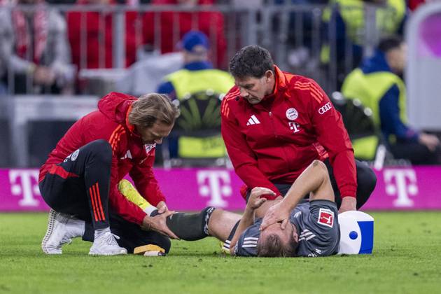 Bilder des Jahres 2024, Sport 09 September Sport Bilder des Tages 28.09.2024: Fußball, 1. Bundesliga: FC Bayern München - Bayer 04 Leverkusen, Saison 2024 2025 in der Allianz-Arena. Münchens Harry Kane wird behandelt. WICHTIGER HINWEIS: Gemäß den Vorgaben der DFL Deutsche Fußball Liga bzw. des DFB Deutscher Fußball-Bund ist es untersagt, in dem Stadion und oder vom Spiel angefertigte Fotoaufnahmen in Form von Sequenzbildern und oder videoähnlichen Fotostrecken zu verwerten bzw. verwerten zu lassen. Copyright: xDavidxInderliedx