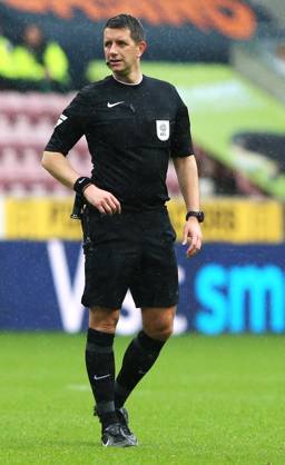Wigan Athletic v Exeter City EFL Sky Bet League 1 28 09 2024. Referee Scott Simpson during the EFL Sky Bet League 1 match between Wigan Athletic and Exeter City at the Brick Community Stadium, Wigan, England on 28 September 2024. Wigan Brick Community Stadium Greater Manchester England Editorial use only DataCo restrictions apply See www.football-dataco.com , Copyright: xJohnxBradleyx PSI-20514-0034