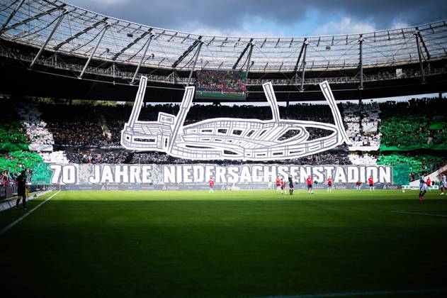 Bilder des Jahres 2024, Sport 09 September Sport Themen der Woche KW39 29.09.2024 - Fußball, 2024 2025, 2. Bundesliga, 7. Spieltag, Hannover 96 - 1. FC Nürnberg: Fans (Hannover) mit einer Choreografie 70 Jahre Niedersachsenstadion DFL REGULATIONS PROHIBIT ANY USE OF PHOTOGRAPHS AS IMAGE SEQUENCES AND OR QUASI-VIDEO.