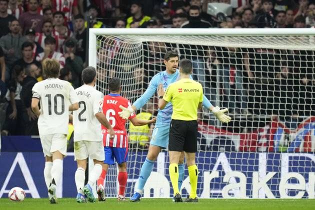 Fußball, Atletico Madrid - Real Madrid Atletico de Madrid v Real Madrid CF - La Liga EA Sports Thibaut Courtois goalkeeper of Real Madrid and Belgium talks to the referee about the throwing of objects by the Atletico supporters.during the LaLiga match between Atletico de Madrid and Real Madrid CF at Estadio Civitas Metropolitano on September 29, 2024 in Madrid, Spain. Madrid Spain Copyright: xJosexBretonx originalFilename:bretonhernandez-atletico240929_npGoa