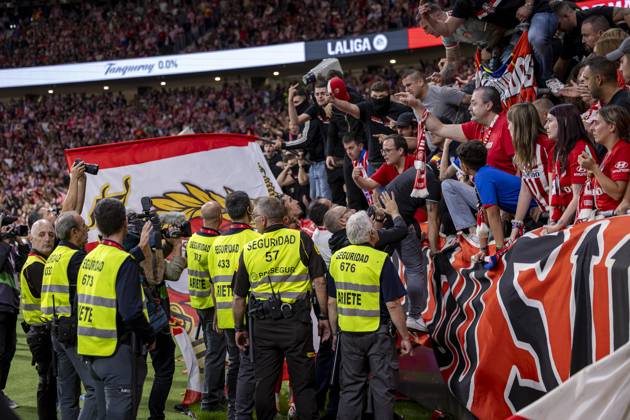 Fußball, Atletico Madrid - Real Madrid Atletico de Madrid fans seen protesting after a goal during the LaLiga EA Sports match between Atletico de Madrid and Real Madrid CF at Cívitas Metropolitano on September 29, 2024 in Madrid, Spain. (Photo by: LGM Panoramic) FOOTBALL : Atletico de Madrid vs Real Madrid CF - LaLiga EA Sports - 29 09 2024 LGM Panoramic