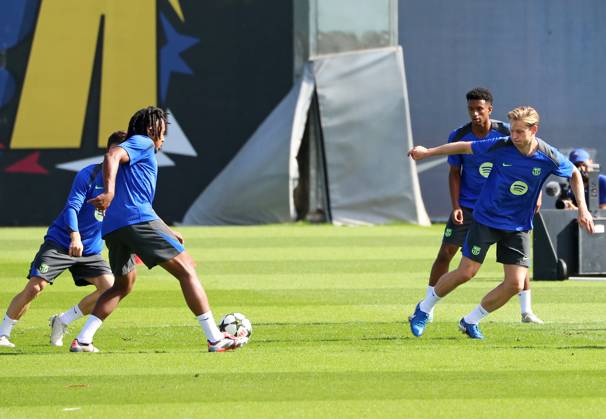 FC Barcelona, Barca Training Session Frenkie de Jong and Jules Kounde train at the Joan Gamper sports city before the Champions League match against Young Boys in Barcelona, Spain, on September 30, 2024. Barcelona Barcelona Spain  Copyright: xUrbanandsportx originalFilename:urbanandsport-fcbarcel240930_npBS4