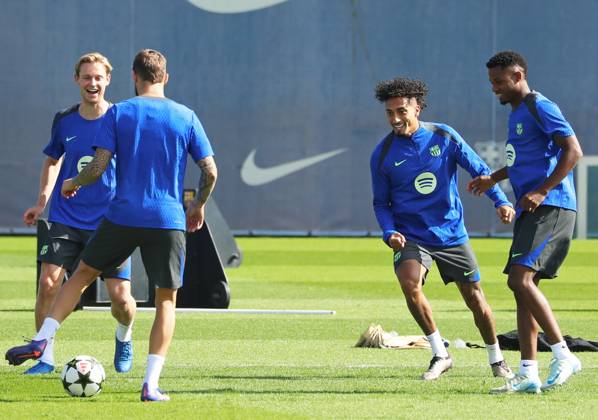 FC Barcelona, Barca Training Session Frenkie de Jong, Ansu Fati, and Raphinha Dias train at the Joan Gamper sports city before the Champions League match against Young Boys in Barcelona, Spain, on September 30, 2024. Barcelona Barcelona Spain  Copyright: xUrbanandsportx originalFilename:urbanandsport-fcbarcel240930_npj33