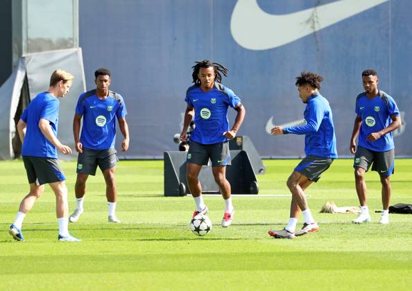 FC Barcelona, Barca Training Session Frenkie de Jong, Alejandro Balde, Jules Kounde, Raphinha Dias, and Ansu Fati train at the Joan Gamper sports city before the Champions League match against Young Boys in Barcelona, Spain, on September 30, 2024. Barcelona Barcelona Spain  Copyright: xUrbanandsportx originalFilename:urbanandsport-fcbarcel240930_nprRG