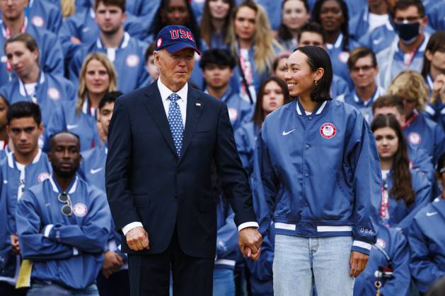 Bilder des Jahres 2024, Sport 09 September White House US Olympian and Paralympian Celebration President Joe Biden stands with US Olympic swimmer Torri Huske during an event with US Olympians and Paralympians on the South Lawn of the White House on Monday, September 30, 2024 in Washington, District of Columbia. President Biden hosted the US Olympic and Paralympic athletes for a celebration of their achievements in the 2024 Summer Olympics in Paris, France. Washington District of Columbia United States Copyright: xAaronxSchwartzx
