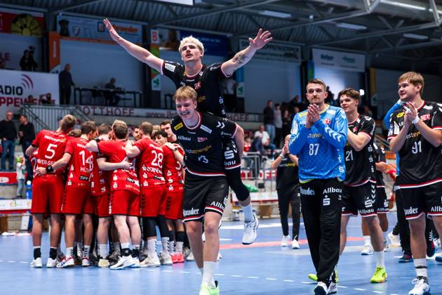 Bilder des Jahres 2024, Sport 10 Oktober Sport Themen der Woche KW40 Sport Bilder des Tages 02.10.2024, Handball, Saison 2024 2025, DHB-Pokal, 2. Runde, ASV Hamm-Westfalen - TUSEM Essen, v. l. Finley Werschkull (TuSEM Essen), Finn Wolfram (TuSEM Essen), Torwart Dominik Plaue (TuSEM Essen), Alexander Schoss (TuSEM Essen) bejubeln den Sieg, Hamm Westpress Arena NRW Deutschland xRHR-FOTO DEx Copyright: DennisxEwert RHR-FOTOx RHR-FOTO DE