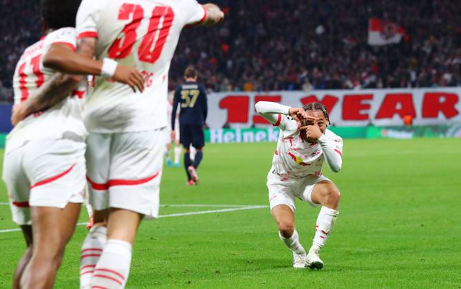 Bilder des Jahres 2024, Sport 10 Oktober Sport Themen der Woche KW40 Sport Bilder des Tages RB Leipzig - Juventus Turin Champions League Leipzig, 02.10.2024, Red Bull Arena, Fussball, UEFA Champions League, Spieltag 2 , RB LEIPZIG vs. JUVENTUS FC TURIN , Tor für Leipzig zum 1:0. Im Bild: Torschütze Benjamin Sesko (30, RB Leipzig) . Xavi Simons (re., 10, RB Leipzig) knipst die jubelnden Lois Openda (11, RB Leipzig) und Benjamin Sesko (30, RB Leipzig) ,
