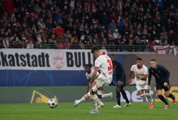 Fussball, Herren, Saison 2024 2025, Champions League (Ligaphase, 2. Spieltag), RB Leipzig - Juventus Turin, Benjamin Sesko (RB Leipzig) erzielt per Elfmeter das Tor zum 3:0, 02.10.2024, Copyright: xSebastianxRäppold MatthiasxKochx