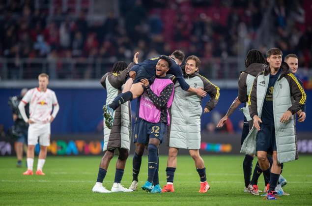 Fussball, Herren, Saison 2024 2025, Champions League (Ligaphase, 2. Spieltag), RB Leipzig - Juventus Turin, Juan Cabal (Juventus Turin) schultert Francisco Conceicao (Juventus Turin), Jubel nach dem Abpfiff,, 02.10.2024, Copyright: xSebastianxRäppold MatthiasxKochx