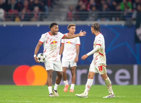 Fussball, Herren, Saison 2024 2025, Champions League (Ligaphase, 2. Spieltag), RB Leipzig - Juventus Turin, v. l. Lois Openda (RB Leipzig), Xavi Simons (RB Leipzig), 02.10.2024, Copyright: xSebastianxRäppold MatthiasxKochx