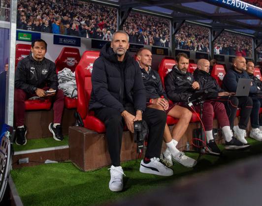 Fussball, Herren, Saison 2024 2025, Champions League (Ligaphase, 2. Spieltag), RB Leipzig - Juventus Turin, v. l. Trainer Marco Rose (RB Leipzig), Co-Trainer Alexander Zickler (RB Leipzig), Co-Trainer Marco Kurth (RB Leipzig auf der Bank, 02.10.2024, Copyright: xSebastianxRäppold MatthiasxKochx