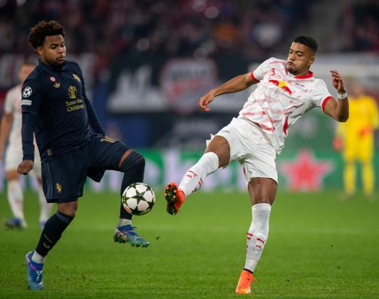 Fussball, Herren, Saison 2024 2025, Champions League (Ligaphase, 2. Spieltag), RB Leipzig - Juventus Turin, v. l. Weston McKennie (Juventus Turin), Benjamin Henrichs (RB Leipzig), 02.10.2024, Copyright: xSebastianxRäppold MatthiasxKochx
