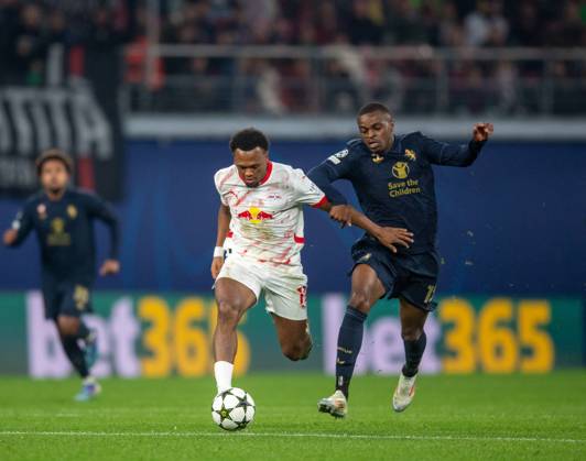 Fussball, Herren, Saison 2024 2025, Champions League (Ligaphase, 2. Spieltag), RB Leipzig - Juventus Turin, v. l. Lois Openda (RB Leipzig), Pierre Kalulu (Juventus Turin) , 02.10.2024, Copyright: xSebastianxRäppold MatthiasxKochx