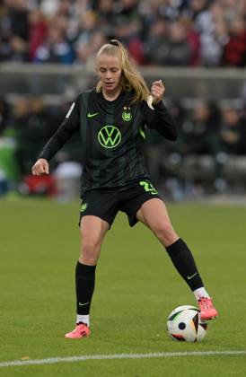 Vivien Endemann fotografiert beim Fußball 1 Bundesliga Frauen Spiel Eintracht Frankfurt gegen den VFL. Wolfsburg am 29.9.2024 in Frankfurt. (DFL DFB REGULATIONS PROHIBIT ANY USE OF PHOTOGRAPHS as IMAGE SEQUENCES and or QUASI-VIDEO)