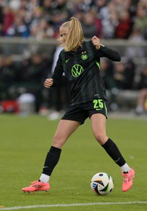 Vivien Endemann fotografiert beim Fußball 1 Bundesliga Frauen Spiel Eintracht Frankfurt gegen den VFL. Wolfsburg am 29.9.2024 in Frankfurt. (DFL DFB REGULATIONS PROHIBIT ANY USE OF PHOTOGRAPHS as IMAGE SEQUENCES and or QUASI-VIDEO)