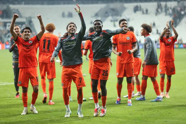 Bilder des Jahres 2024, Sport 10 Oktober Sport Themen der Woche KW40 Sport Bilder des Tages 03.10.2024, Fussball UEFA Europa League, Besiktas JK Istanbul - Eintracht Frankfurt, emonline, emspor, v.l., Omar Marmoush (Eintracht Frankfurt), Junior Dina Ebimbe (Eintracht Frankfurt) feiern mit den Fans DFL DFB REGULATIONS PROHIBIT ANY USE OF PHOTOGRAPHS AS IMAGE SEQUENCES AND OR QUASI-VIDEO. xdcx Copyright: HMBxMedia