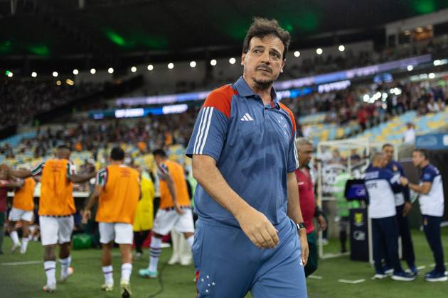 October 3, 2024, Rio De Janeiro, Rio De Janeiro, Brazil: RIO DE JANEIRO, BRAZIL - OCTOBER 03: FERNANDO DINIZ of Fluminense walks before the match between Fluminense and Cruzeiro as part of Brasileirao 2024 at Maracana Stadium on October 03, 2024 in Rio de Janeiro, Brazil. Rio De Janeiro Brazil - ZUMAc227 20241003_zsp_c227_012 Copyright: xRuanoxCarneirox