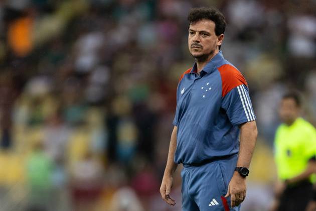 October 3, 2024, Rio De Janeiro, Rio De Janeiro, Brazil: RIO DE JANEIRO, BRAZIL - OCTOBER 03: FERNANDO DINIZ, Head Coach of Cruzeiro, looks on during the match between Fluminense and Cruzeiro as part of Brasileirao 2024 at Maracana Stadium on October 03, 2024 in Rio de Janeiro, Brazil. Rio De Janeiro Brazil - ZUMAc227 20241003_zsp_c227_013 Copyright: xRuanoxCarneirox