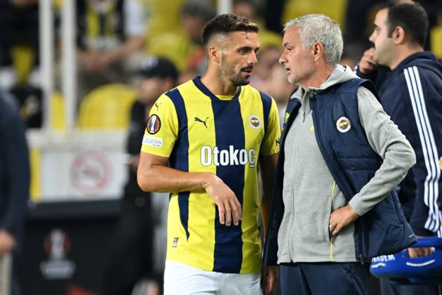ISTANBUL - (l-r) Dusan Tadic of Fenerbahce SK, Fenerbahce SK coach Jose Mourinho during the UEFA Europa League match between Fenerbahce AS and R. Union Saint-Gilloise at the Ulker Fenerbahce Sukru Saracoglu stadium on Sept. 26, 2024 in Istanbul, Turkey. ANP Hollandse Hoogte UEFA Europa League 2024 25 2024 25 xVIxANPxSportx xGerritxvanxKeulenxIVx 510091610 originalFilename: 510091610