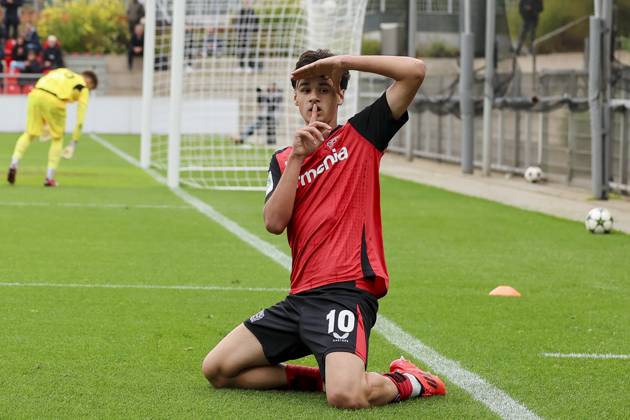 Kerim Alajbegovic (Bayer 04 Leverkusen) bejubelt seinen Treffer zum 2:0, UEFA Youth League 2024 25 League Phase MD2, Bayer 04 Leverkusen v AC Milan, Ulrich-Haberland-Stadion am 05. October 2024 in Leverkusen, Deutschland. (Foto von Marco Steinbrenner DeFodi Images) Kerim Alajbegovic (Bayer 04 Leverkusen) celebrates after scoring his teams second goal, UEFA Youth League 2024 25 League Phase MD2, Bayer 04 Leverkusen v AC Milan, Ulrich-Haberland-Stadion, October 5, 2024 in Leverkusen, Germany. (Photo by Marco Steinbrenner DeFodi Images) Defodi-700_lev_milan_u19_20241001_170
