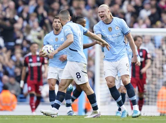 Manchester, England, 5th October 2024. Erling Haaland of Manchester City (R) celebrates the goal scored by Mateo KovaÄić of Manchester City (L) during the Premier League match at the Etihad Stadium, Manchester. Picture credit should read: Andrew Yates Sportimage EDITORIAL USE ONLY. No use with unauthorised audio, video, data, fixture lists, club league logos or live services. Online in-match use limited to 120 images, no video emulation. No use in betting, games or single club league player publications. SPI-3360-0007