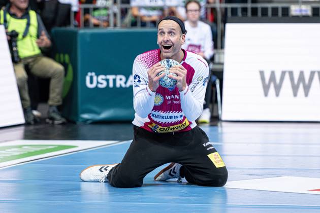 Bilder des Jahres 2024, Sport 10 Oktober Sport Themen der Woche KW40 Silvio Heinevetter (ThSV Eisenach, Nr. 12) (v.l.), TSV Hannover-Burgdorf (weiss) gegen ThSV Eisenach (blau) am 5. Spieltag der Saison 2024 2025 in der DAIKIN Handball-Bundesliga (05.10.2024, ZAG Arena (Hannover, GER), Copyright: xJanxGuentherx xTSVxHannover-Burgdorfx