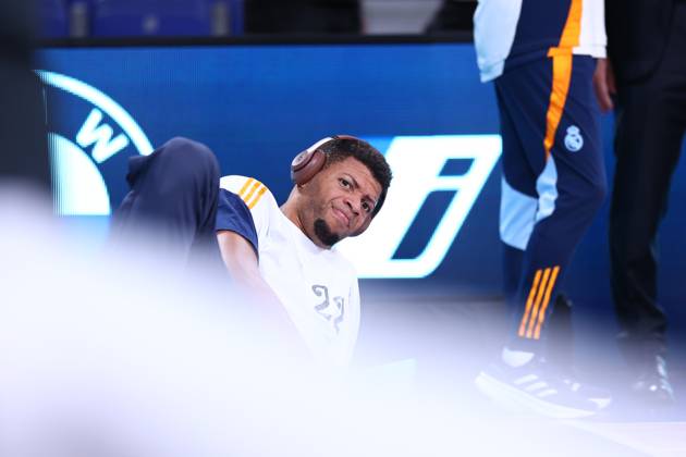 October 6, 2024, Madrid, Madrid, SPAIN: Walter Samuel Tavares da Veiga of Real Madrid looks on during the Spanish League, Liga ACB Endesa, basketball match played between Real Madrid and Casademont Zaragoza at WiZink Center on October 6, 2024 in Madrid, Spain. Madrid SPAIN - ZUMAa181 20241006_zaa_a181_001 Copyright: xDennisxAgyemanx