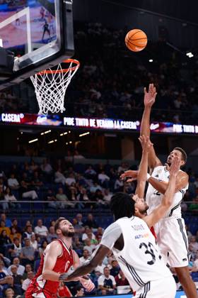 October 6, 2024, Madrid, Madrid, SPAIN: Walter Samuel Tavares da Veiga of Real Madrid in action during the Spanish League, Liga ACB Endesa, basketball match played between Real Madrid and Casademont Zaragoza at WiZink Center on October 6, 2024 in Madrid, Spain. Madrid SPAIN - ZUMAa181 20241006_zaa_a181_057 Copyright: xDennisxAgyemanx
