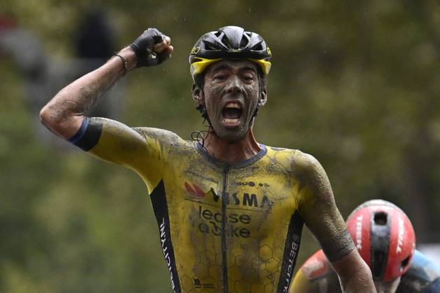 Bilder des Jahres 2024, Sport 10 Oktober Sport Themen der Woche KW40 Sport Bilder des Tages Paris-Tours cycling race 2024 TOURS, FRANCE - OCTOBER 06 : Laporte Christophe (FRA) of Team Visma Lease a Bike wins, Vacek Mathias (CZE) of Lidl - Trek during the UCI Pro Series Paris-Tours cycling race with start in Chartres and finish in Tours (214km) on October 6, 2024 in Tours, France, 06 10 2024 Tours France  Copyright: xPeterxDexVoechtx