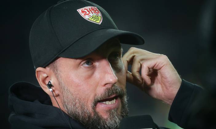 Stuttgart , Fußball Bundesliga VfB Stuttgart vs. TSG 1899 Hoffenheim , Trainer Sebastian Hoeneß ( VfB ) Gemäß den Vorgaben der DFL Deutsche Fußball Liga ist es untersagt, in dem Stadion und oder vom Spiel angefertigte Fotoaufnahmen in Form von Sequenzbildern und oder videoähnlichen Fotostrecken zu verwerten bzw. verwerten zu lassen.