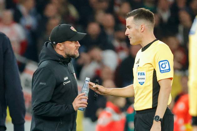 Stuttgart , Fußball Bundesliga VfB Stuttgart vs. TSG 1899 Hoffenheim , Trainer Sebastian Hoeneß (VfB) Schiedsrichter Harm Osmers Gemäß den Vorgaben der DFL Deutsche Fußball Liga ist es untersagt, in dem Stadion und oder vom Spiel angefertigte Fotoaufnahmen in Form von Sequenzbildern und oder videoähnlichen Fotostrecken zu verwerten bzw. verwerten zu lassen.