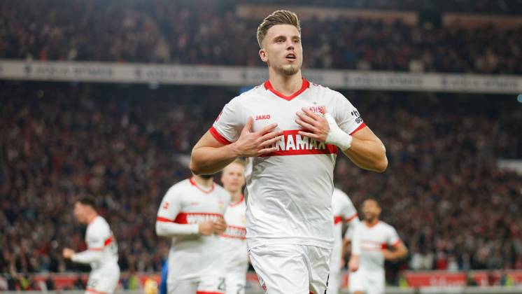 Bilder des Jahres 2024, Sport 10 Oktober Sport Themen der Woche KW40 Sport Bilder des Tages Stuttgart , Fußball Bundesliga VfB Stuttgart vs. TSG 1899 Hoffenheim , Ermedin Demirovic (VfB) jubelt nach dem Tor zum 1:1 Gemäß den Vorgaben der DFL Deutsche Fußball Liga ist es untersagt, in dem Stadion und oder vom Spiel angefertigte Fotoaufnahmen in Form von Sequenzbildern und oder videoähnlichen Fotostrecken zu verwerten bzw. verwerten zu lassen.