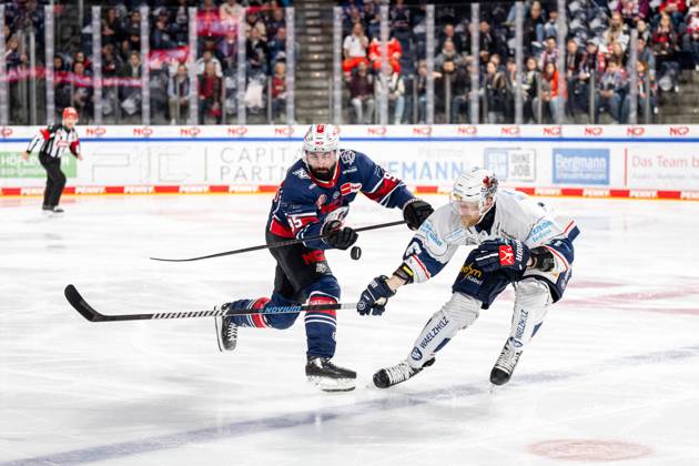 Bilder des Jahres 2024, Sport 10 Oktober Sport Bilder des Tages 10.10.2024 - Eishockey - Saison 2024 2025 - Penny DEL - Nürnberg Ice Tigers Icetigers - Iserlohn Roosters - ThHa - xthxhax - Charlie Gerard (95, Nürnberg Ice Tigers, NIT ) Stanislav Dietz (67, Iserlohn Roosters )