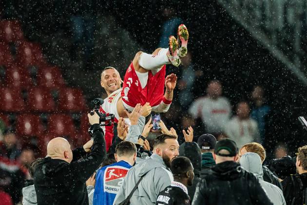 Bilder des Jahres 2024, Sport 10 Oktober Sport Bilder des Tages Unsere 10 kehrt heim - Danke Spiel Lukas Podolski; 10.10.2024 Lukas Podolski (1. FC Köln, 10) wird von seinen Mitspielern in die Luft geschmissen Unsere 10 kehrt heim - Danke Spiel Lukas Podolski; Köln, Rheinenergiestadion am 10.10.2024 Copyright: xBEAUTIFULxSPORTS Wunderlx