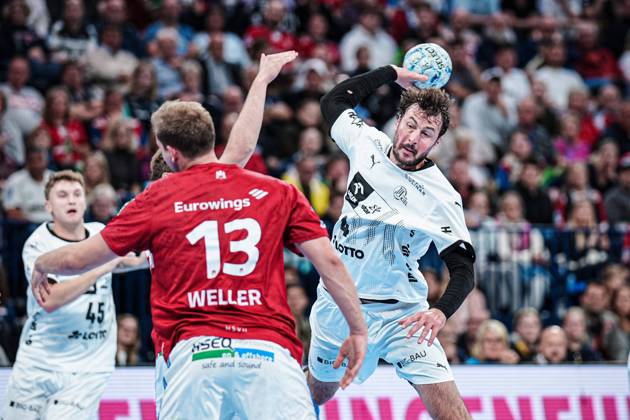 Bilder des Jahres 2024, Sport 10 Oktober Wurf Tor Domagoj Duvnjak (THW Kiel, 04) GER, Handball Verein Hamburg vs. THW Kiel, Handball, Bundesliga, Spieltag 6, Saison 2024 2025, 11.10.2024 GER, Handball Sport Verein Hamburg vs. THW Kiel, Handball, Bundesliga, Spieltag 6, Saison 2024 2025, 11.10.2024 Hamburg Copyright: xEibner-Pressefoto MarcelxvonxFehrnx EP_MFN