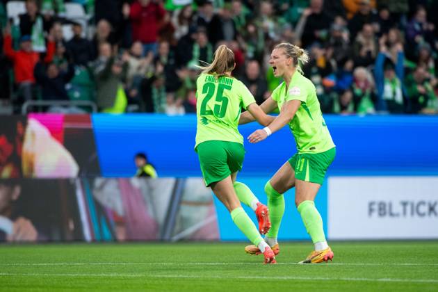 Vivien Endemann (VfL Wolfsburg, 25), Alexandra Popp (VfL Wolfsburg, 11) jubeln ueber das Tor zum 1:0, GER, VfL Wolfsburg vs FC Bayern Muenchen, Fussball Google Pixel Frauen Bundesliga, 6. Spieltag, Saison 2024 2025, 12.10.2024 DFB regulations prohibit any use of photographs as image sequences and or quasi-video GER, VfL Wolfsburg vs FC Bayern Muenchen, Fussball Google Pixel Frauen Bundesliga, 6. Spieltag, Saison 2024 2025, 12.10.2024 Wolfsburg Copyright: xEibner-Pressefoto Memmlerx EP_MMR