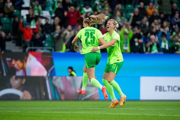 Vivien Endemann (VfL Wolfsburg, 25), Alexandra Popp (VfL Wolfsburg, 11) jubeln ueber das Tor zum 1:0, GER, VfL Wolfsburg vs FC Bayern Muenchen, Fussball Google Pixel Frauen Bundesliga, 6. Spieltag, Saison 2024 2025, 12.10.2024 DFB regulations prohibit any use of photographs as image sequences and or quasi-video GER, VfL Wolfsburg vs FC Bayern Muenchen, Fussball Google Pixel Frauen Bundesliga, 6. Spieltag, Saison 2024 2025, 12.10.2024 Wolfsburg Copyright: xEibner-Pressefoto Memmlerx EP_MMR