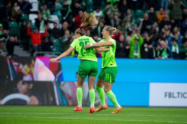 Vivien Endemann (VfL Wolfsburg, 25), Alexandra Popp (VfL Wolfsburg, 11) jubeln ueber das Tor zum 1:0, GER, VfL Wolfsburg vs FC Bayern Muenchen, Fussball Google Pixel Frauen Bundesliga, 6. Spieltag, Saison 2024 2025, 12.10.2024 DFB regulations prohibit any use of photographs as image sequences and or quasi-video GER, VfL Wolfsburg vs FC Bayern Muenchen, Fussball Google Pixel Frauen Bundesliga, 6. Spieltag, Saison 2024 2025, 12.10.2024 Wolfsburg Copyright: xEibner-Pressefoto Memmlerx EP_MMR
