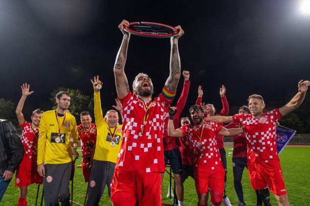 Bilder des Jahres 2024, Sport 10 Oktober Sport Bilder des Tages Fussball, Saison 2024 2025, Amputierten-Bundesliga (Finalspieltag), Hamburger SV - Mainz 05 (Finale), Mainzer Jubel, Stephan Schmidt Jr. (Mainz 05) mit der Meisterschale, 12.10.2024, Copyright: xSebastianxRäppold MatthiasxKochx